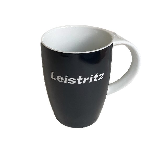 Porzellantasse mit geschwungenem Griff